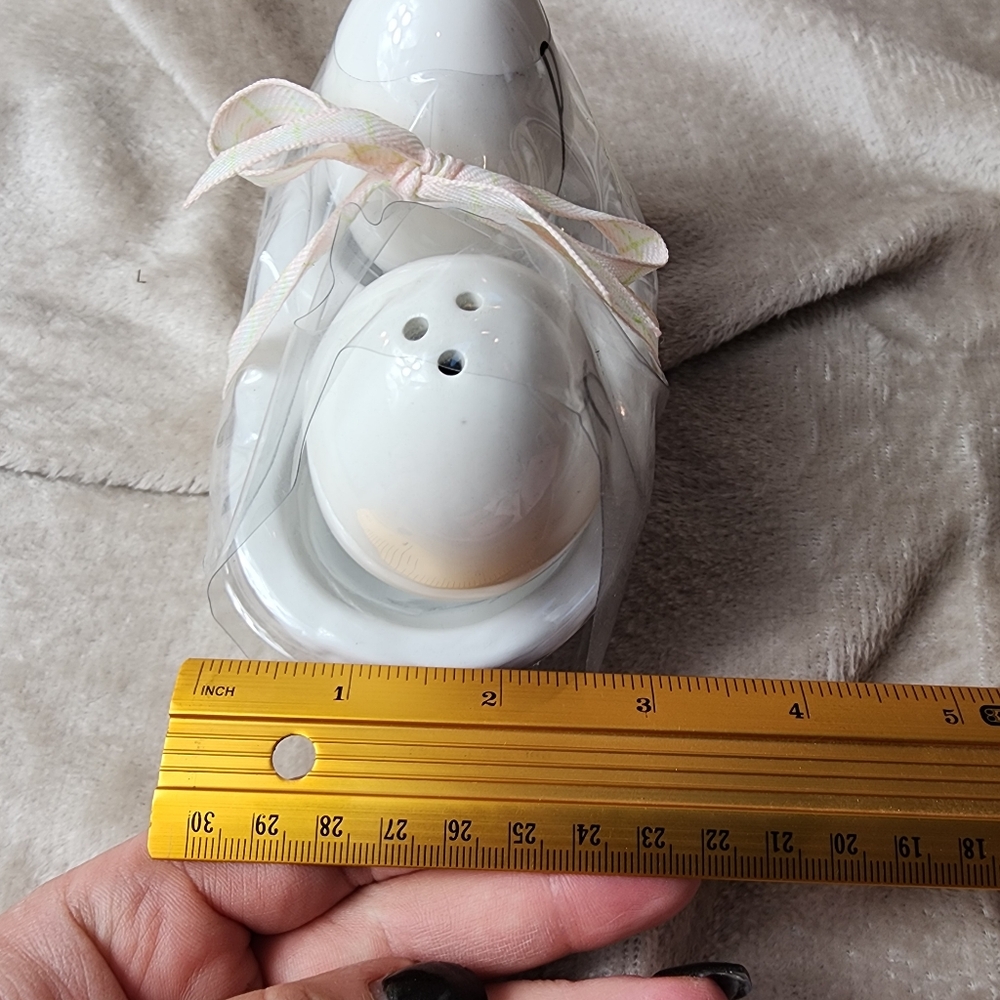 Rae Dunn White Ceramic Egg Salt And Pepper Shakers With Nest Tray New - Picture 10 of 11